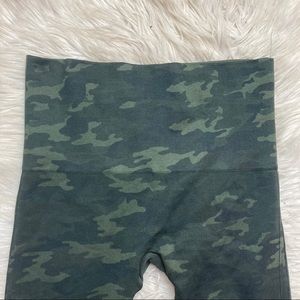 Spanx Leggings Size L in Camo - Seamless